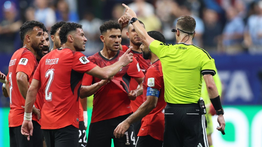 الحكم فرانسوا ليكسييه، من فرنسا، يشير إلى لاعبي مصر خلال مباراة كرة القدم في دور الـ16 لكأس العالم بين الأرجنتين ومصر في أتلانتا، الثلاثاء، 7 يوليو، 2026. (AP Photo/Colin Hubbard)
