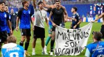 Argentina players hold a banner at the end of the World Cup semifinal soccer match between England and Argentina in Atlanta on Wednesday, July 15, 2026. (AP Photo/Rebecca Blackwell)