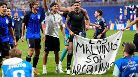 Argentina players hold a banner at the end of the World Cup semifinal soccer match between England and Argentina in Atlanta on Wednesday, July 15, 2026. (AP Photo/Rebecca Blackwell)