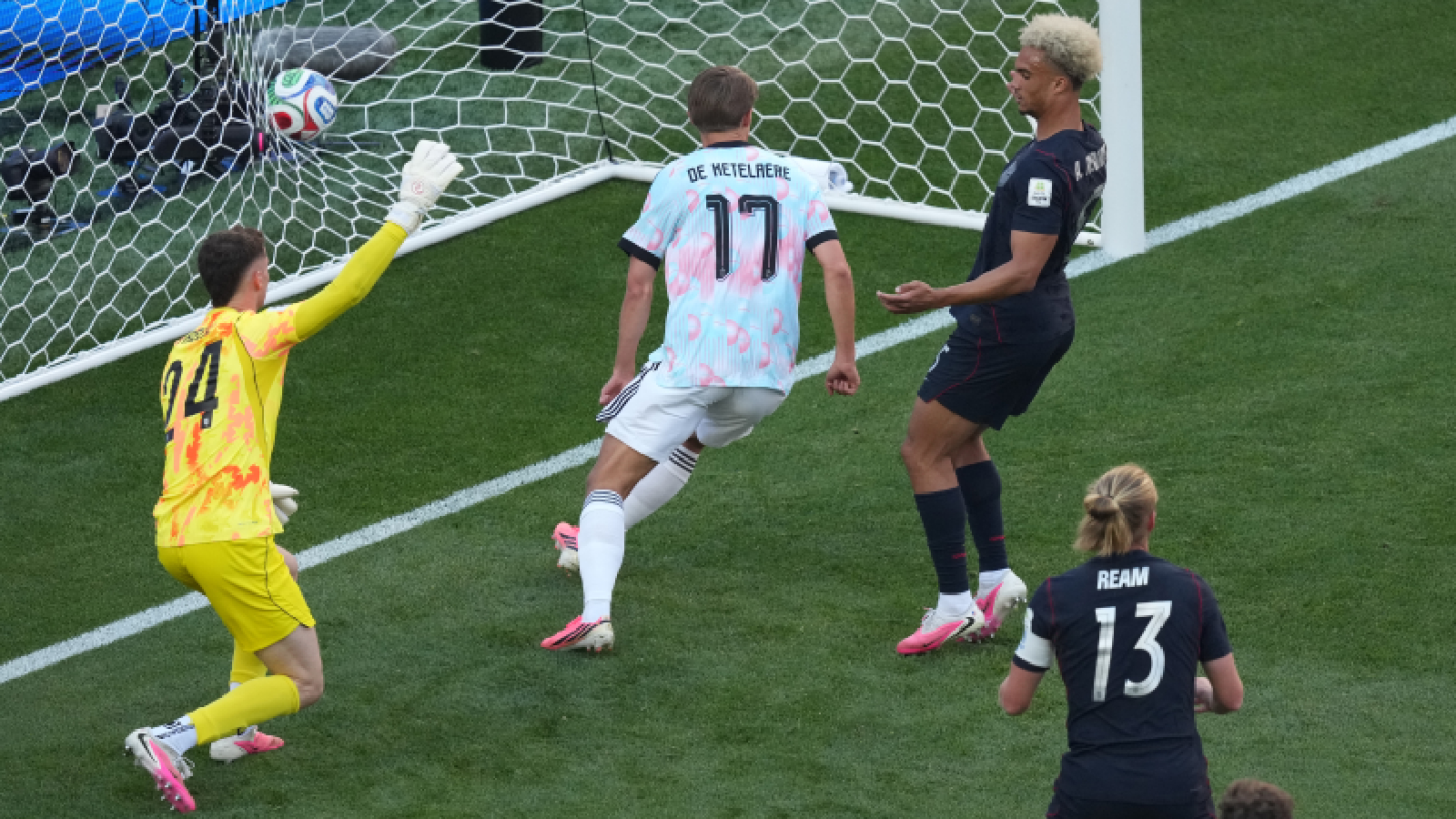 Belgium's Charles De Ketelaere (17) scores their opening goal during the World Cup round of 16 soccer match between the United States and Belgium in Seattle, Monday, July 6, 2026. (AP Photo/Nick Didlick)