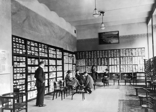 A Bata store in the 1920s (Wikipedia)