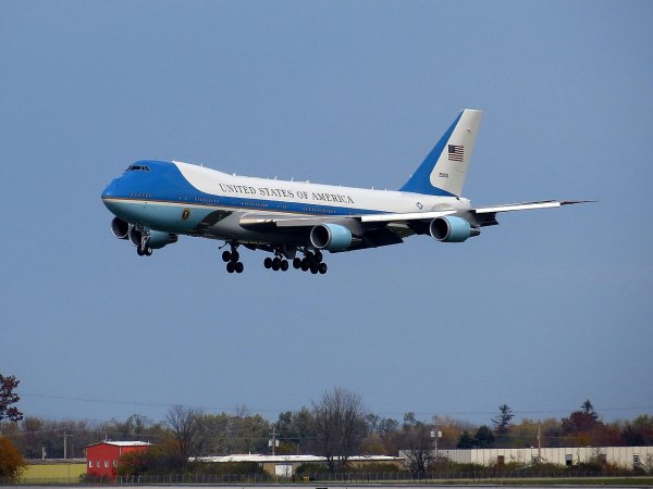 SAM 29000, one of two VC-25As used as Air Force One, approaching Dayton International Airport in October 2012. (Wikimedia Commons)
