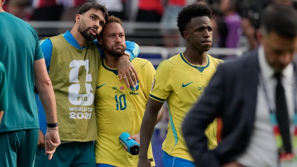 البرازيلي نيمار (10 أعوام) يخرج من الملعب مع زملائه بعد مباراة كأس العالم لكرة القدم في دور الـ16 بين البرازيل والنرويج في إيست روثرفورد، نيوجيرسي، بالقرب من نيويورك، الأحد، 5 يوليو، 2026. (AP Photo / Seth Wenig)