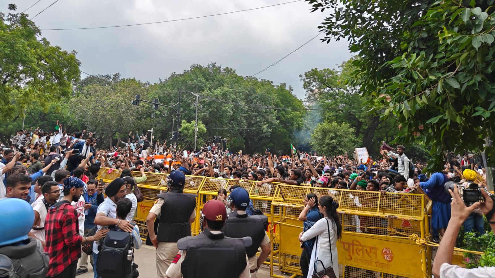 As Dharmendra Pradhan resigns, Centre moves in cops to clear protest sites in Delhi