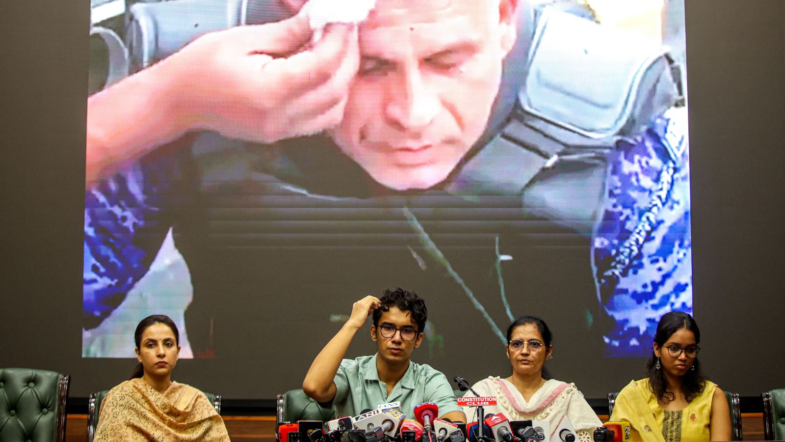 दिल्ली पुलिस परिवार की भाषण, CJP प्रदर्शन के दौरान लिंचिंग की घटना के बाद।

दिल्ली पुलिस के परिवार ने हाल ही में CJP प्रदर्शन के दौरान भयानक अनुभव का खुलासा किया।