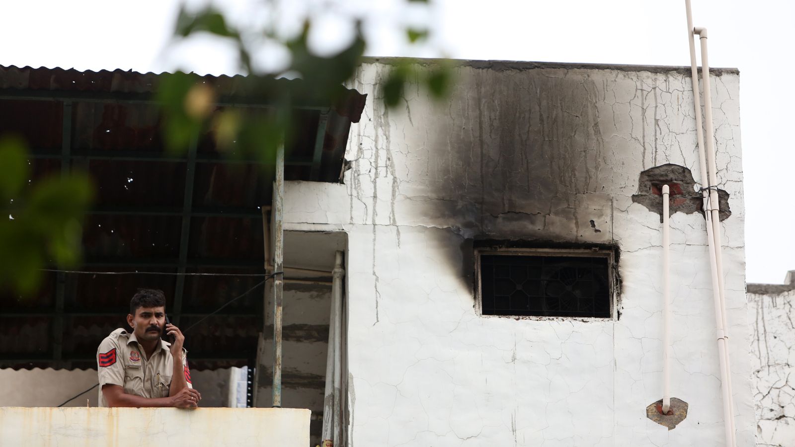 दिल्ली के लोधी कॉलोनी में दुखद आग में महिला और दो बच्चों की मौत।

"लोधी कॉलोनी में दुखद आग, महिला और दो बच्चों की मौत।"