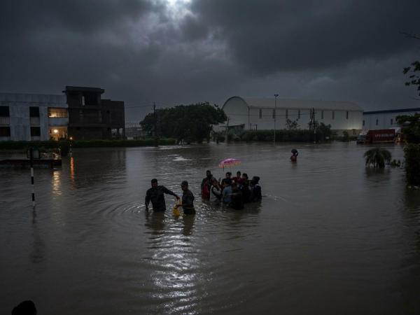 Till Saturday evening, more than 400 people had been evacuated in Dholka; many were taken to the Swaminarayan temple, which is on higher ground.