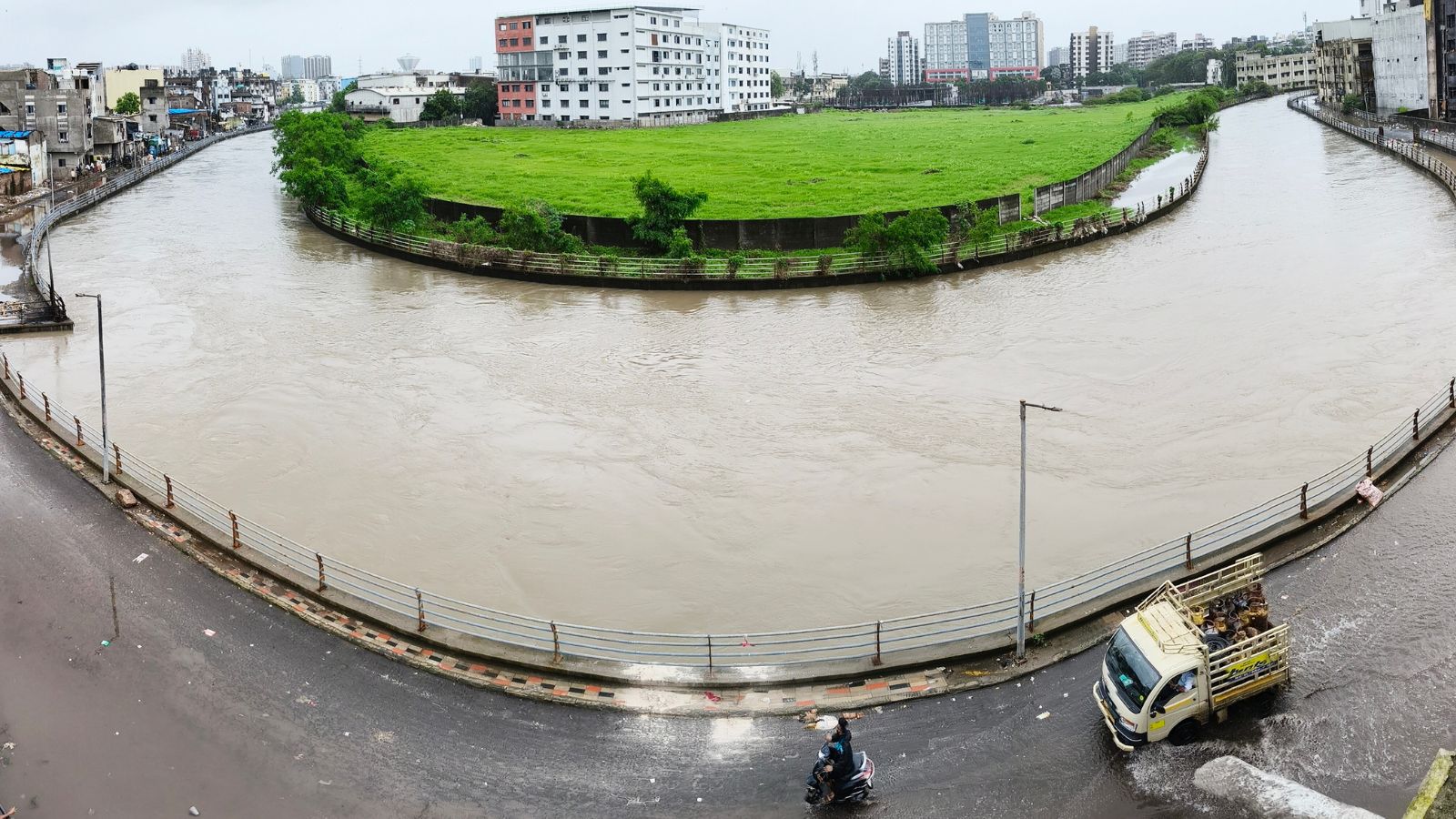 Surat's Creeks Face Flood Challenges: Gujarat's Hardlook