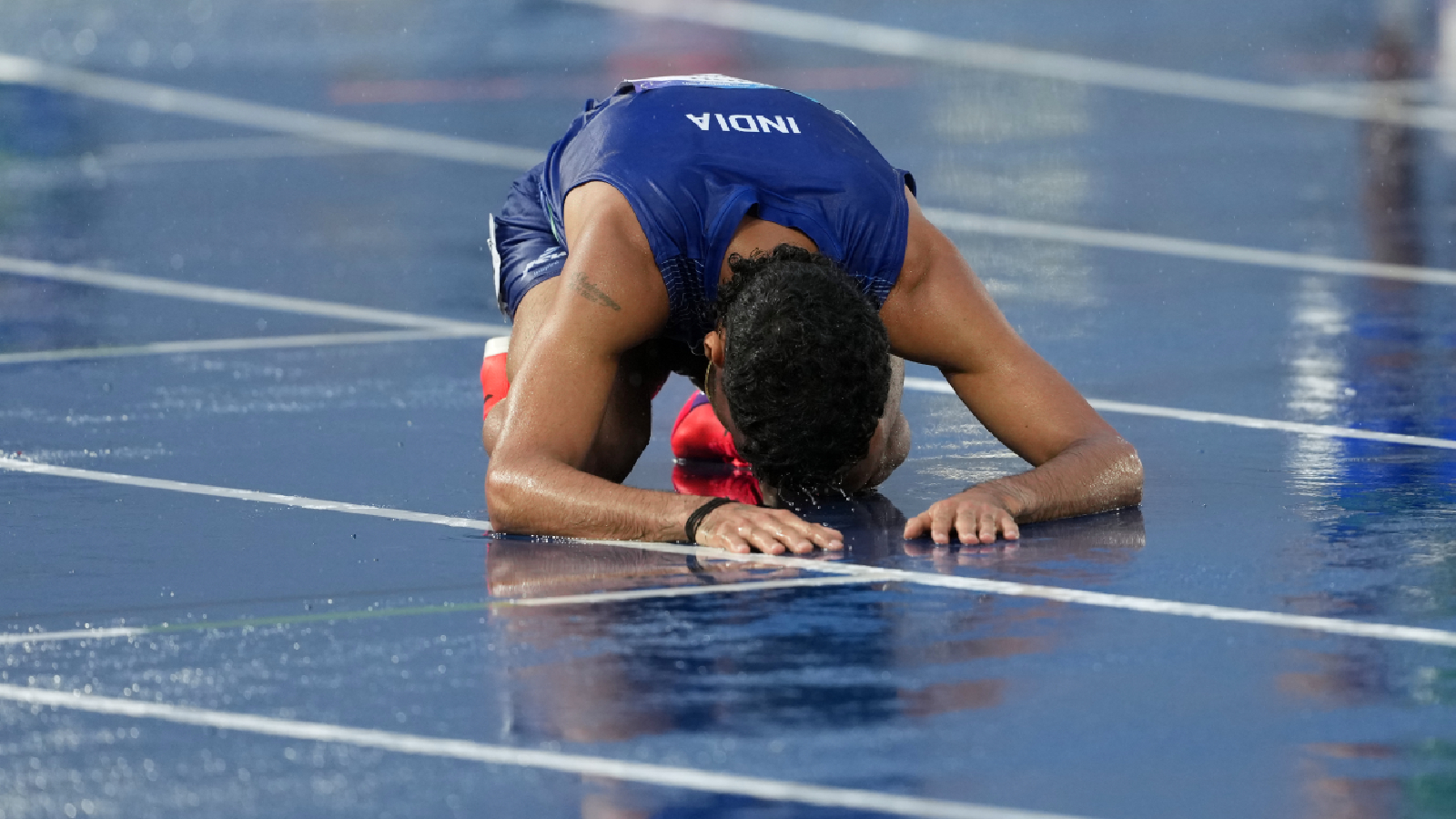 Gulveer Singh, of India, reacts after crossing the finish line to win the silver medal in the men's 10,000 meters final at the Commonwealth Games in Glasgow, Scotland, Tuesday, July 28, 2026. (AP Photo/Eranga Jayawardena)