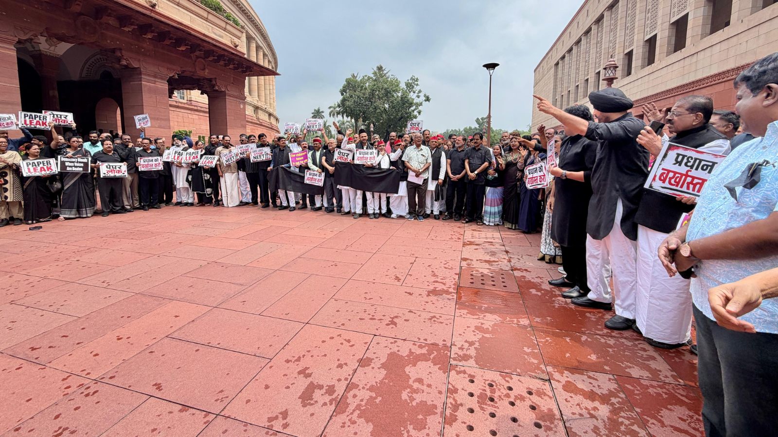 Jantar Mantar Protest Live Updates: Minister to meet CJP for talks, Opposition’s ‘all-black’ protest