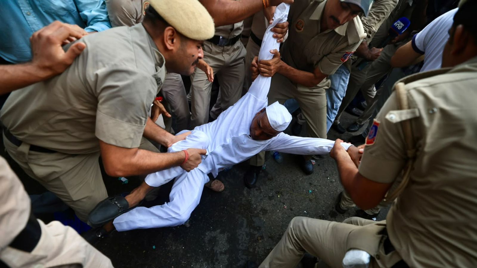 Jantar Mantar CJP Protest Live Updates: Congress workers protest nationwide against Rahul, Priyanka Gandhi’s detention