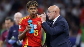 Spain's forward Lamine Yamal with head coach Luis De la Fuente. (Credit: X)