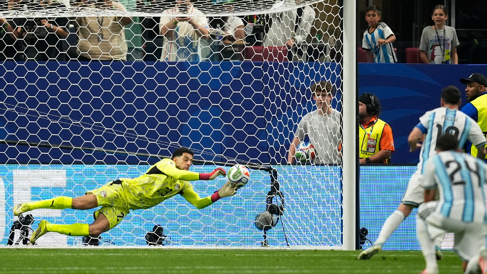 Argentina's Lionel Messi (10) fails to score from a penalty kick during the World Cup round of 16 soccer match between Argentina and Egypt in Atlanta, Tuesday, July 7, 2026. (AP Photo/Mike Stewart)
