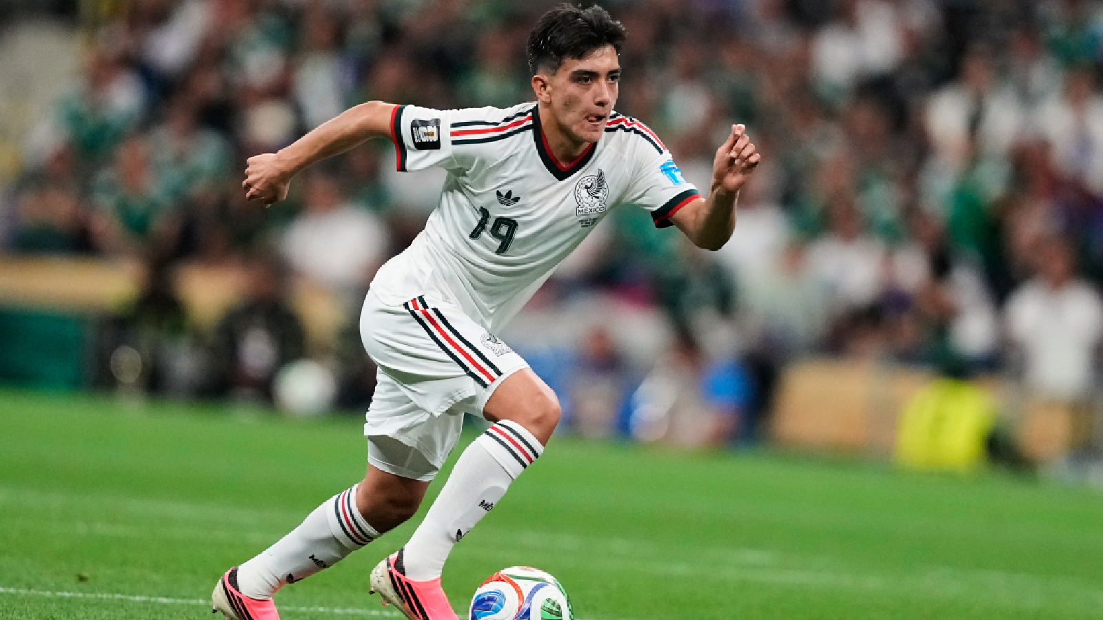 Mexico's Gilberto Mora (19) runs with the ball during the World Cup Group A soccer match between Czechia and Mexico in Mexico City, Wednesday, June 24, 2026. (AP Photo/Natacha Pisarenko )