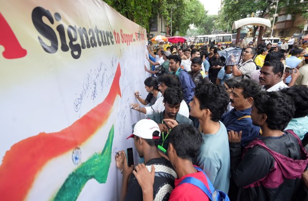 Despite withdrawal assurance, Mumbai Police keep summoning CJP protesters