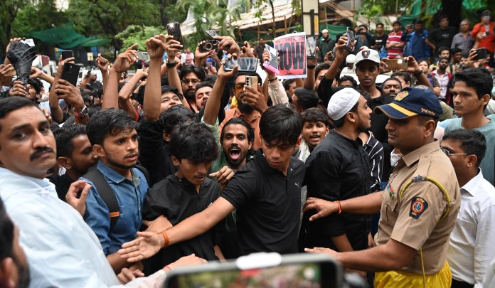 Despite withdrawal assurance, Mumbai Police keep summoning CJP protesters