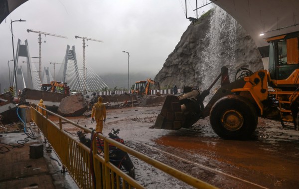 mumbai pune expresssway landslide traffic missing link