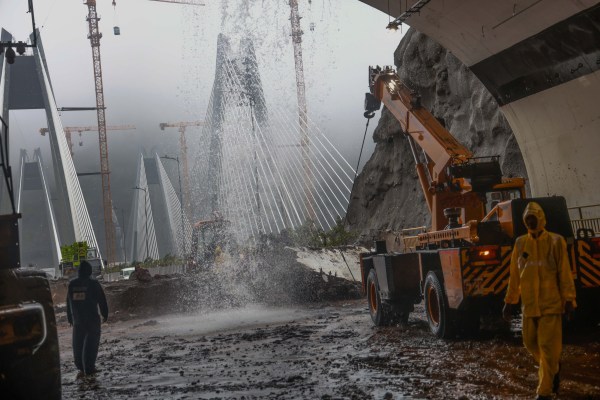 missing Link Mumbai-pun expressway traffic landslide