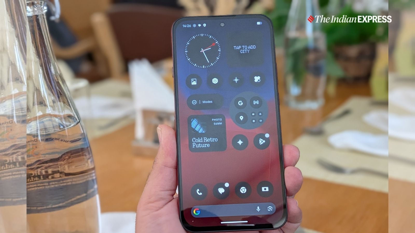 फ़ोन 4बी में 6.77-इंच 120Hz AMOLED डिस्प्ले है जो नथिंग के विशिष्ट ग्लिफ़ मैट्रिक्स नोटिफिकेशन सिस्टम के साथ जोड़ा गया है। (छवि: द इंडियन एक्सप्रेस/अनुज भाटिया)