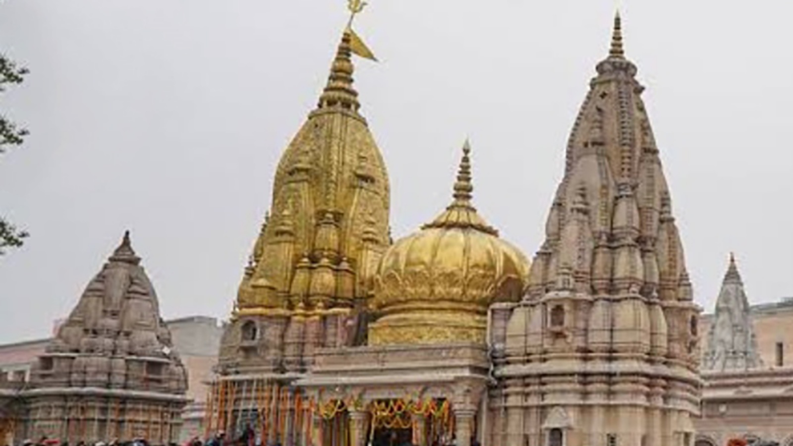 Theft at Kashi Vishwanath Temple in 1983 led to government takeover, ending centuries-old mahant rule