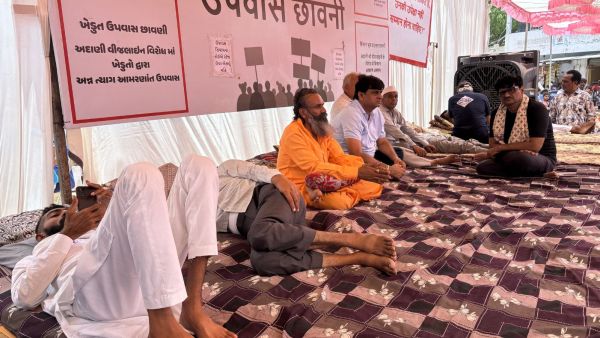 Farmers at the protest site, Upwas Chhavni, in Jetpar village in Morbi, Gujarat