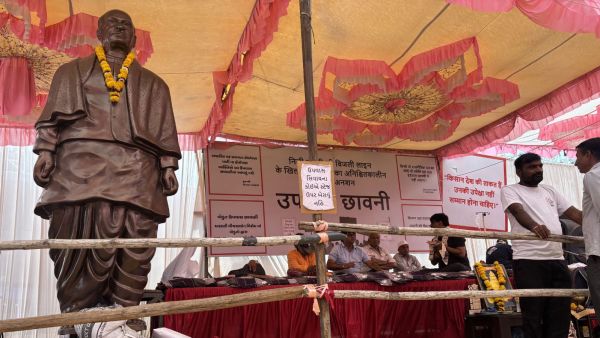 Farmers at the protest site, Upwas Chhavni, in Jetpar village in Morbi, Gujarat