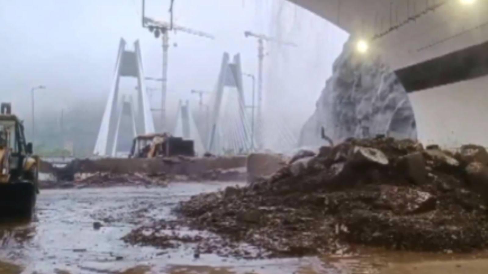 Heavy Rains Trigger Landslide on Mumbai-Pune Expressway; Traffic Suspended