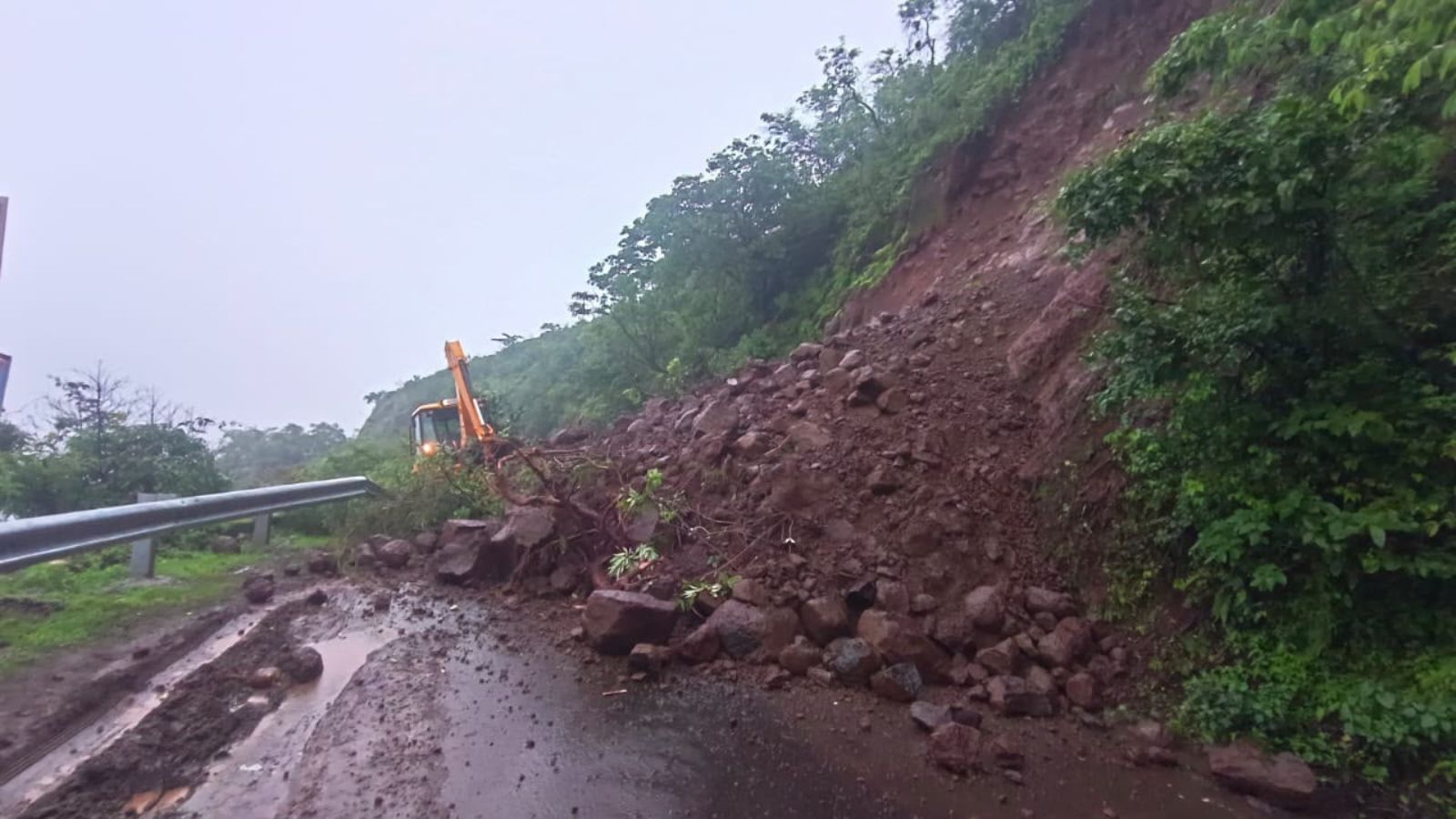 Mahabaleshwar hill station link road closed due to landslide