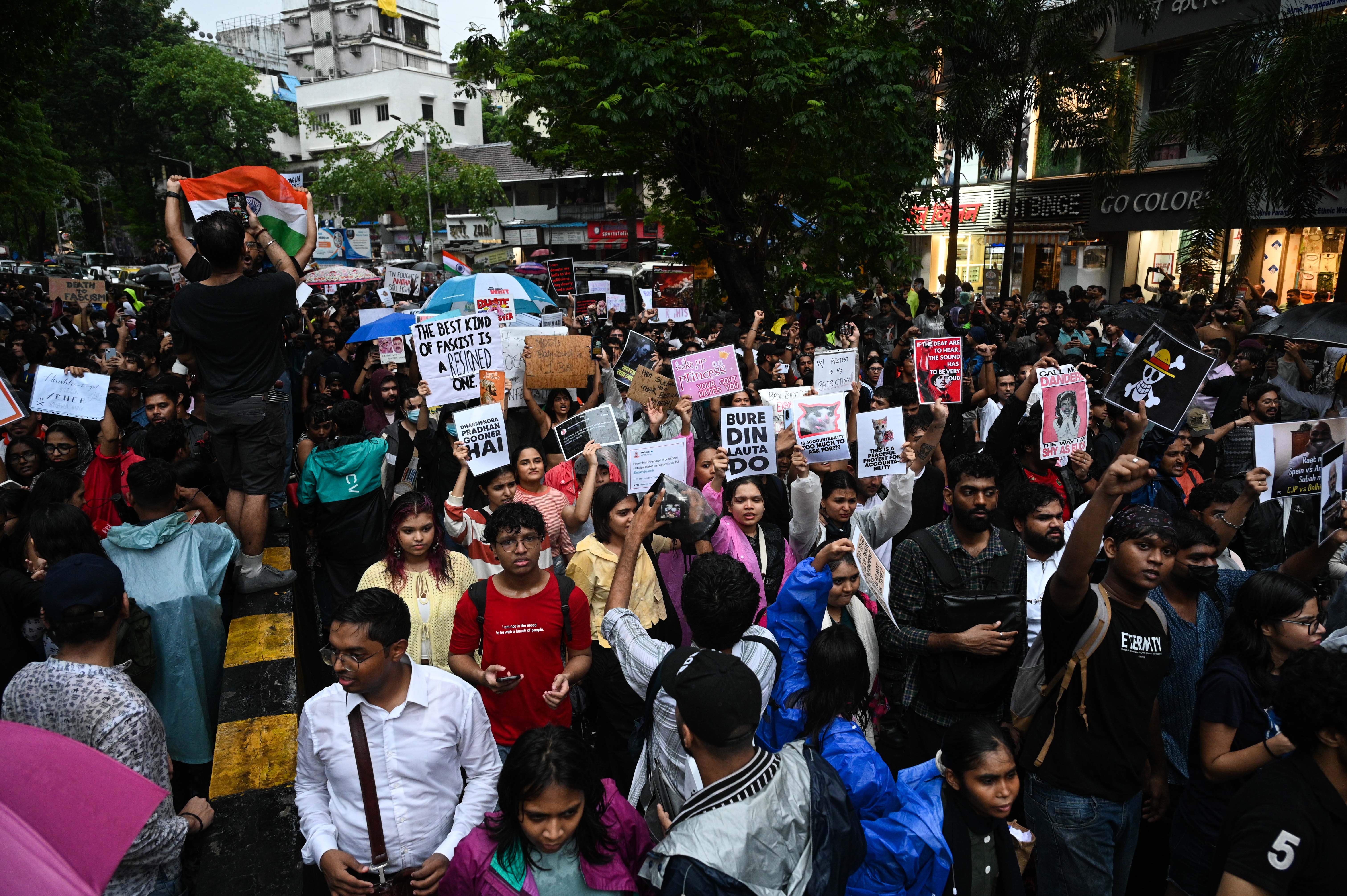‘Will plant 50 grams on you’: Mumbai cop in viral reel threatening to frame CJP protestors faces enquiry