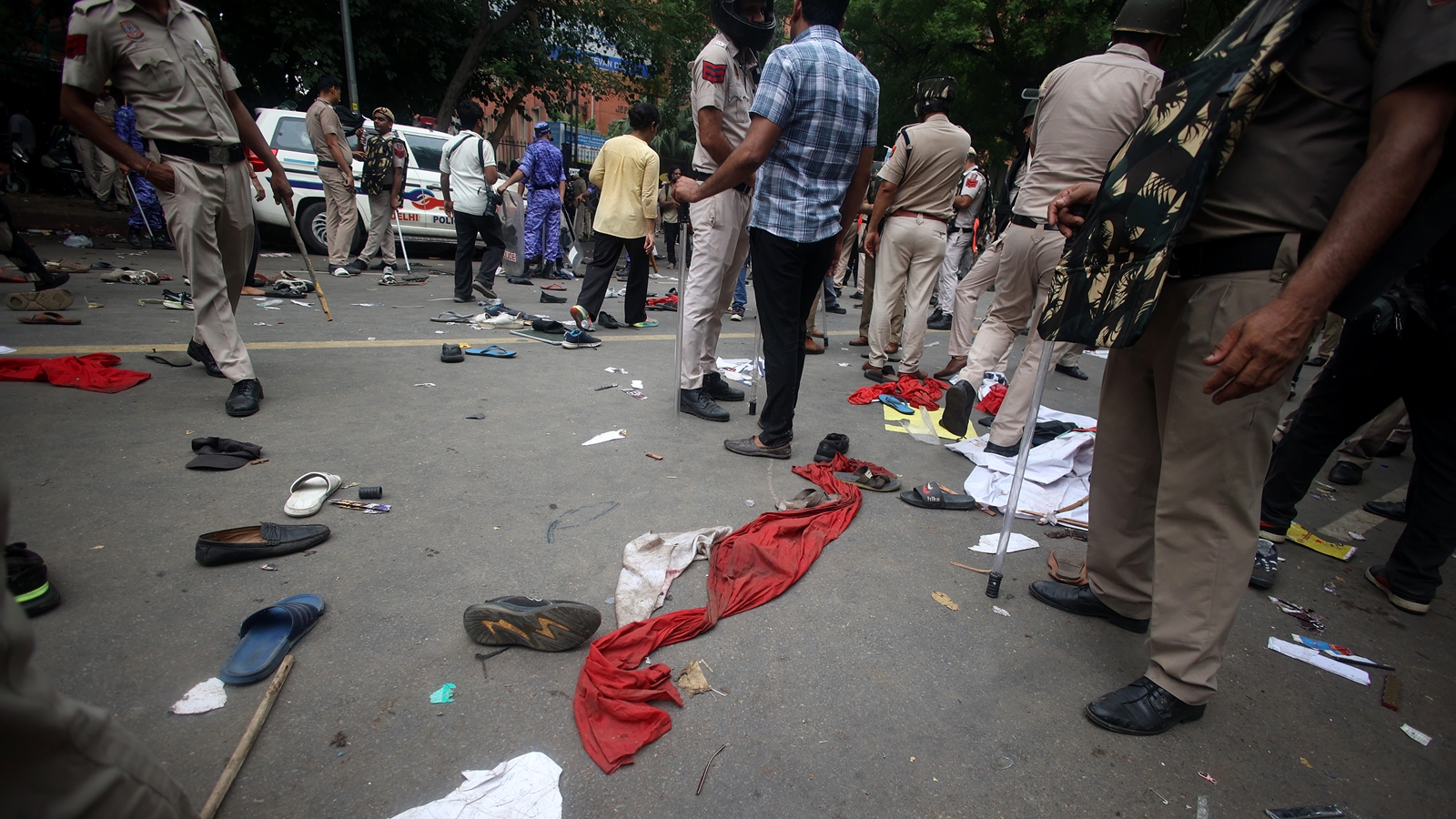 Crowds disperse, stage dismantled at Jantar Mantar protest site after a day of clash
