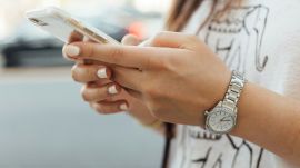 Experts say prolonged texting and scrolling can strain the tendons and joints in the hands, leading to "texting thumb." (Image: Unsplash)