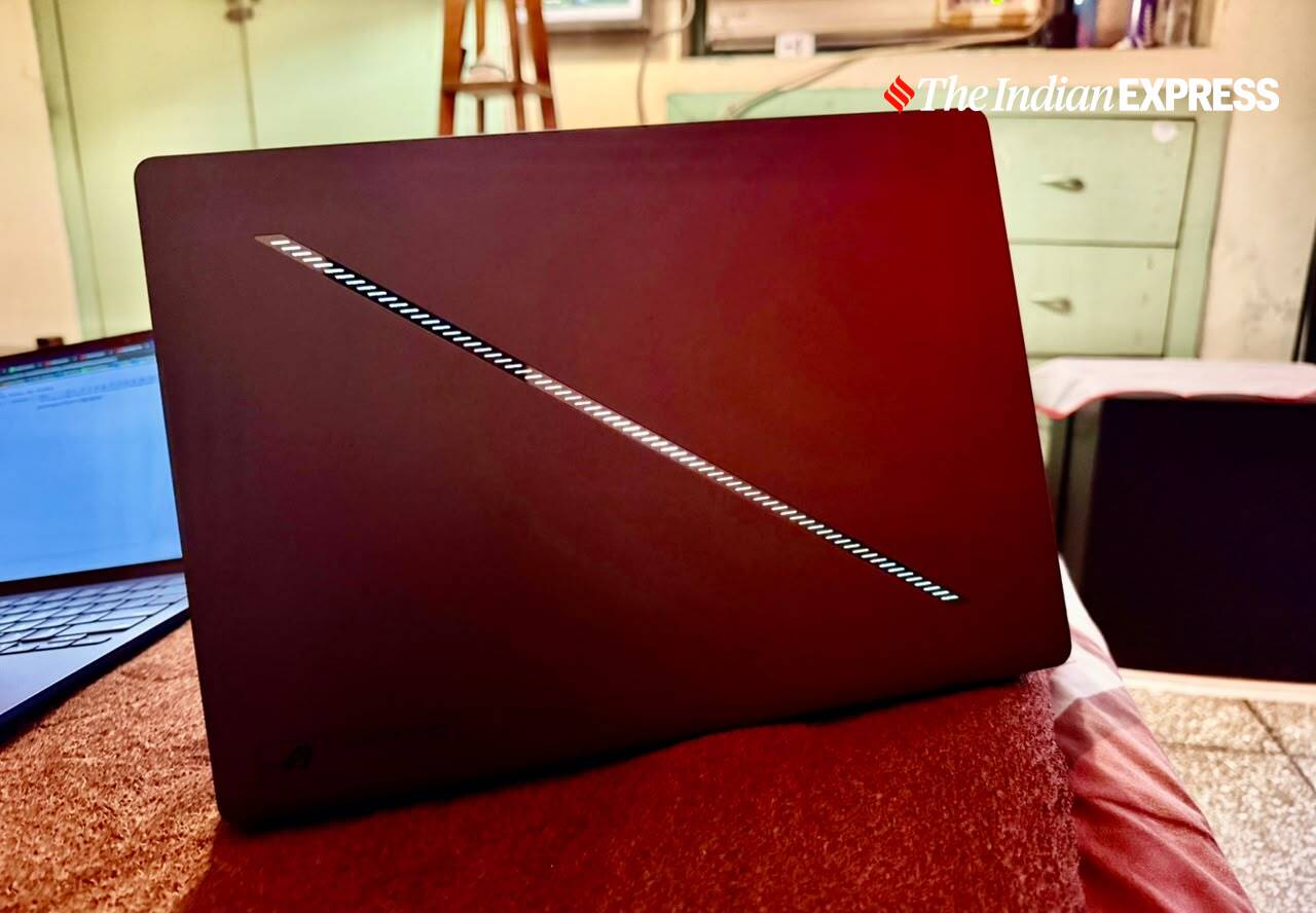 ढक्कन पर ASUS सिग्नेचर स्लैश लाइटिंग है, जो इसे अत्यधिक आकर्षक हुए बिना एक प्रीमियम लुक देती है। (छवि: बिजिन जोस/द इंडियन एक्सप्रेस)