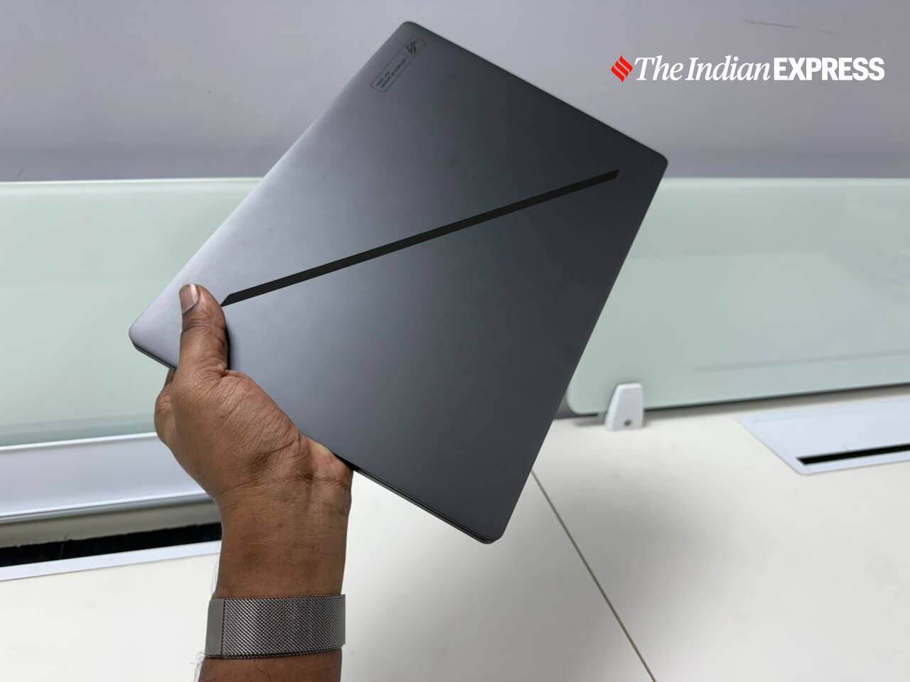 केवल 1.5 किलोग्राम वजनी, ASUS ROG Zephyrus G14 (2026) शक्तिशाली गेमिंग हार्डवेयर के बावजूद अत्यधिक पोर्टेबल है। (छवि: बिजिन जोस/द इंडियन एक्सप्रेस)