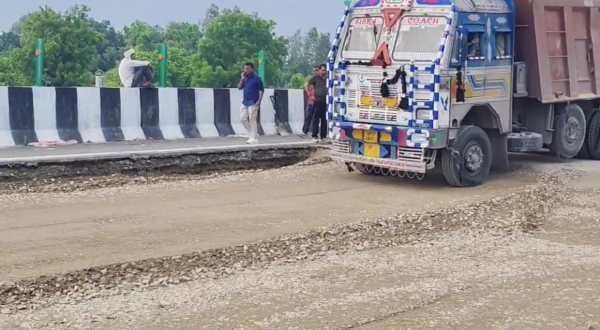 Screengrab from a purported video of the Lucknow-Kanpur expressway shared by Samajwadi Party chief Akhilesh Yadav. 