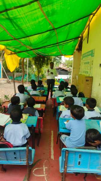 Yavatmal school kids studying in makeshift tent