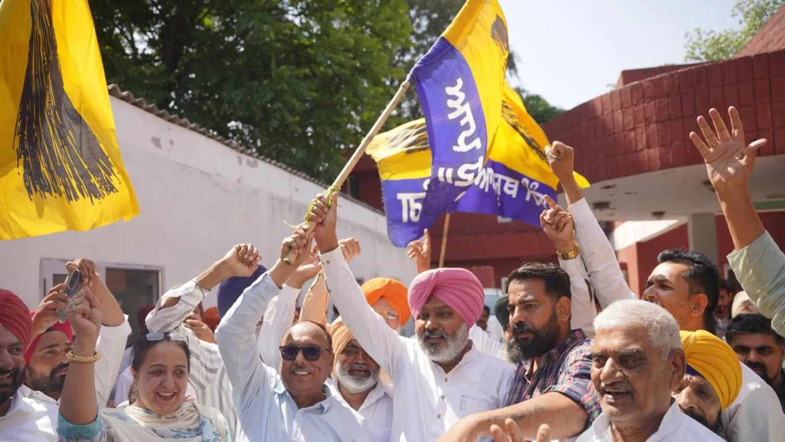 AAP clinches Mayor post as Congress councillor Narinder Singh Mansu switches side