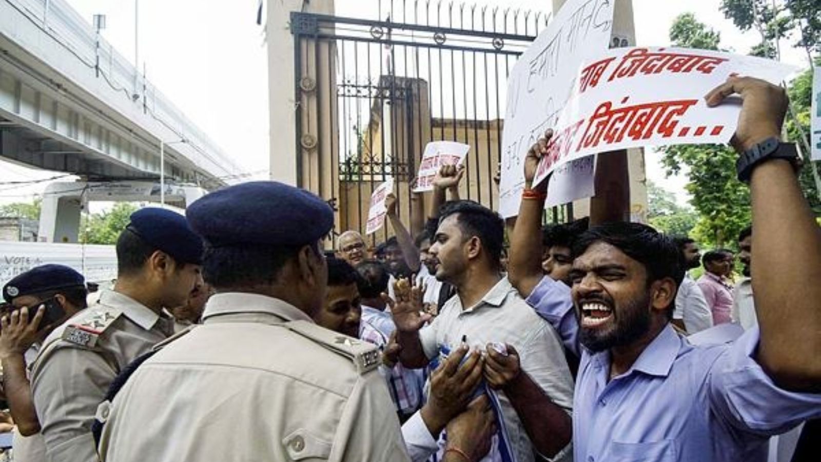Bihar exam protests turn violent: Lathicharge, stone pelting in three districts after Jantar Mantar rally