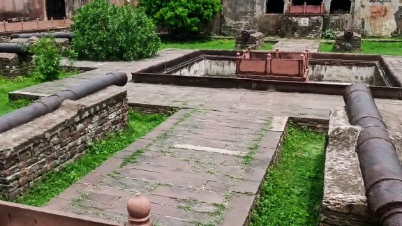 Narwar Fort cannon theft, cannon theft, madhya pradesh,