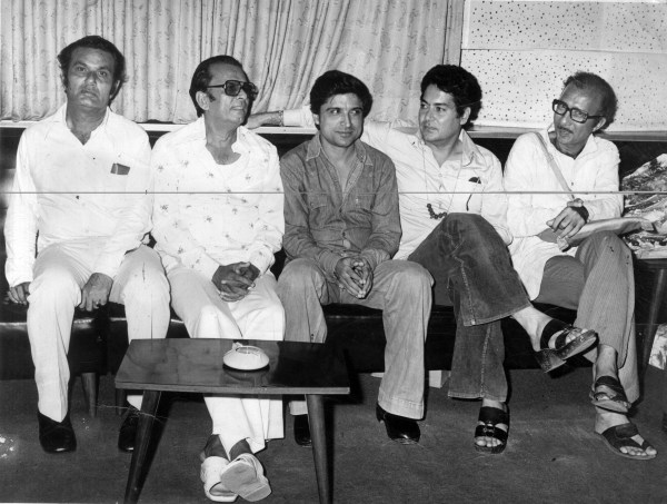 बाएं से दूसरे: जॉनी वॉकर, जावेद अख्तर और सलीम खान। एक्सप्रेस पुरालेख फोटो