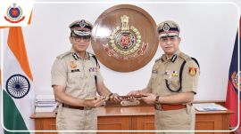 Delhi Police Commissioner Anurag Kumar (left) taking over from previous chief Satish Golcha. (Special Arrangement)