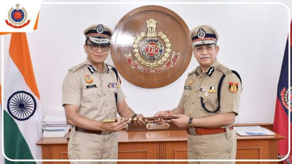 Delhi Police Commissioner Anurag Kumar (left) taking over from previous chief Satish Golcha. (Special Arrangement)