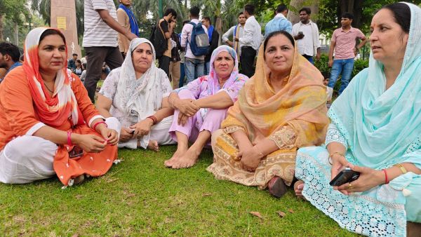 a group of women who had travelled from Jhajjar in Haryana in the morning to extend support to the CJP-led movement.