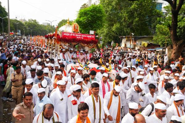 Warkaris accompany the Sant Tukaram Maharaj Palkhi as it enters Pune at Wakdewadi on the Mumbai–Pune Highway on Thursday during its annual pilgrimage from Dehu to Pandharpur. Express photograph by Arul Horizon