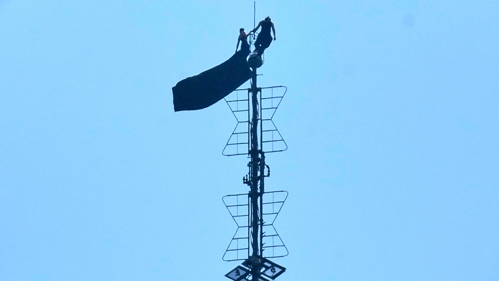 Empire State Building climbers arrested after ‘marriage proposal’ stunt atop New York landmark