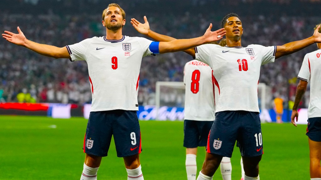 لاعب منتخب إنجلترا جود بيلينجهام يحتفل مع زميله هاري كين (يسار) بعد تسجيل الهدف الأول لفريقه خلال مباراة دور الـ16 لكأس العالم لكرة القدم بين المكسيك وإنجلترا. (صورة ا ف ب)