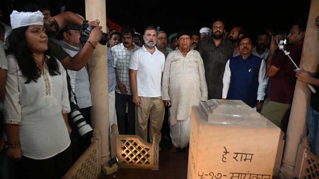 Rahul Gandhi with others at Gandhi Smriti