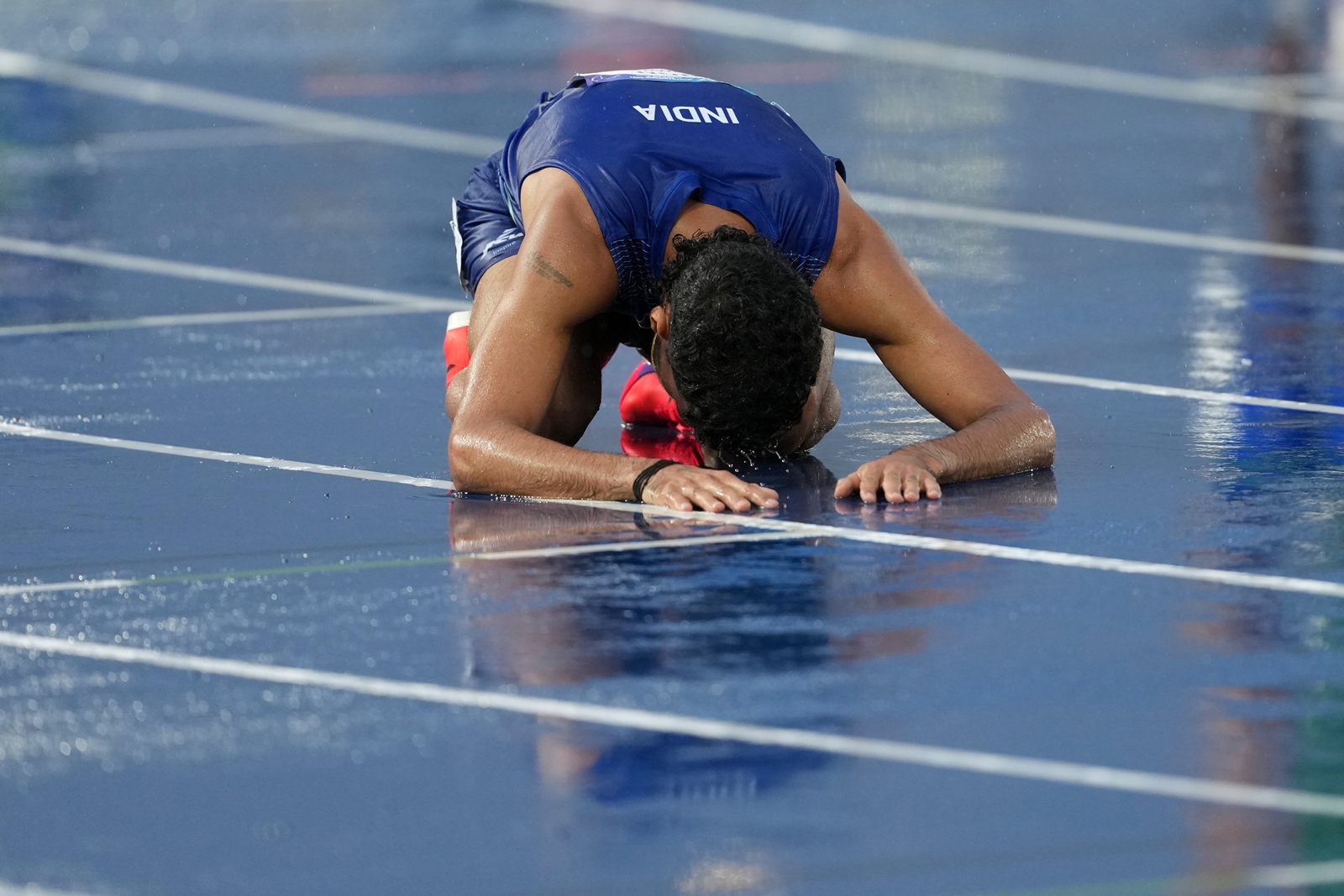 Gulveer Singh, of India, reacts after crossing the finish line to win the silver medal in the men's 10,000 meters final at the Commonwealth Games in Glasgow, Scotland, Tuesday, July 28, 2026. (AP Photo/Eranga Jayawardena)