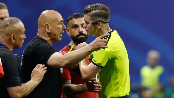 Egypt head coach Hossam Hassan argues with referee Francois Letexier, of France, during the World Cup round of 16 soccer match between Argentina and Egypt in Atlanta, Tuesday, July 7, 2026. (AP Photo/Erik S. Lesser)