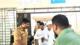 Kalyan-Dombivli corporator Ramesh Mhatre is escorted by police from a government hospital in Thane to the Kalyan Court for his court appearance. (Express Photo)