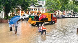 Traffic snarls, water enters shops, delhi Traffic snarls, water enters delhi shops, delhi rain, delhi monsoon, delhi news, India news, Indian express, current affairs